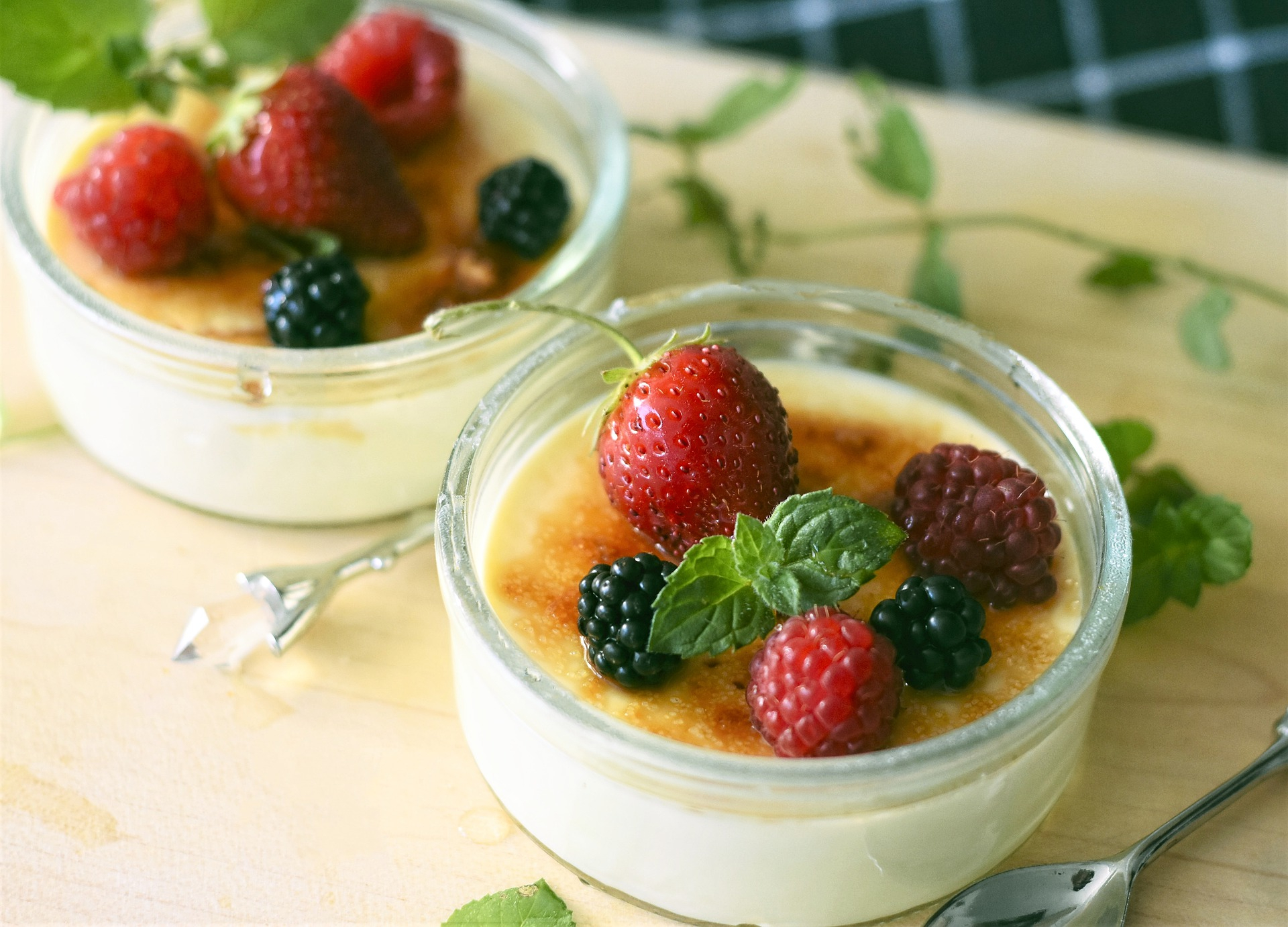 Un desert perfect pentru zilele toride: budincă de fructe