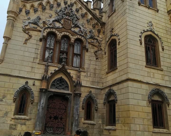 Vizită la cel mai frumos castel neogotic din România. Castelul Sturdza de la Miclăușeni