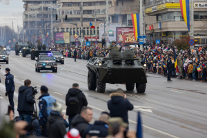 Mii de ieșeni au asistat la parada militară de 1 Decembrie
