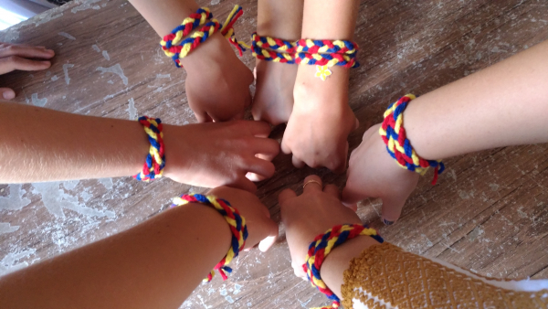 Brățări tricolore create de copii, din suflet, pentru iubita lor Românie