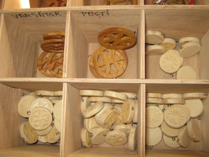 Bucovina. Mărțișoare din lemn, un cadou autentic cu simboluri străvechi