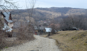 57,12% din drumurile comunale din România sunt încă din piatră și pământ