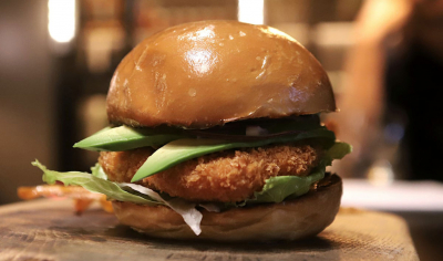 Un restaurant din Israel a lansat burgerul de pui cu carne artificială