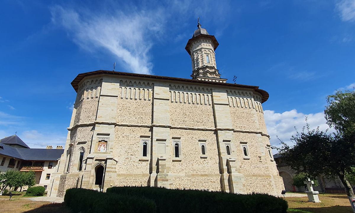 Mănăstirea Dragomirna, mireasa cu veșminte binecuvântate din piatră