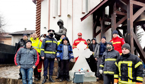 Crucile de gheaţă ale pompierilor voluntari din Bosanci, înălţate şi anul acesta