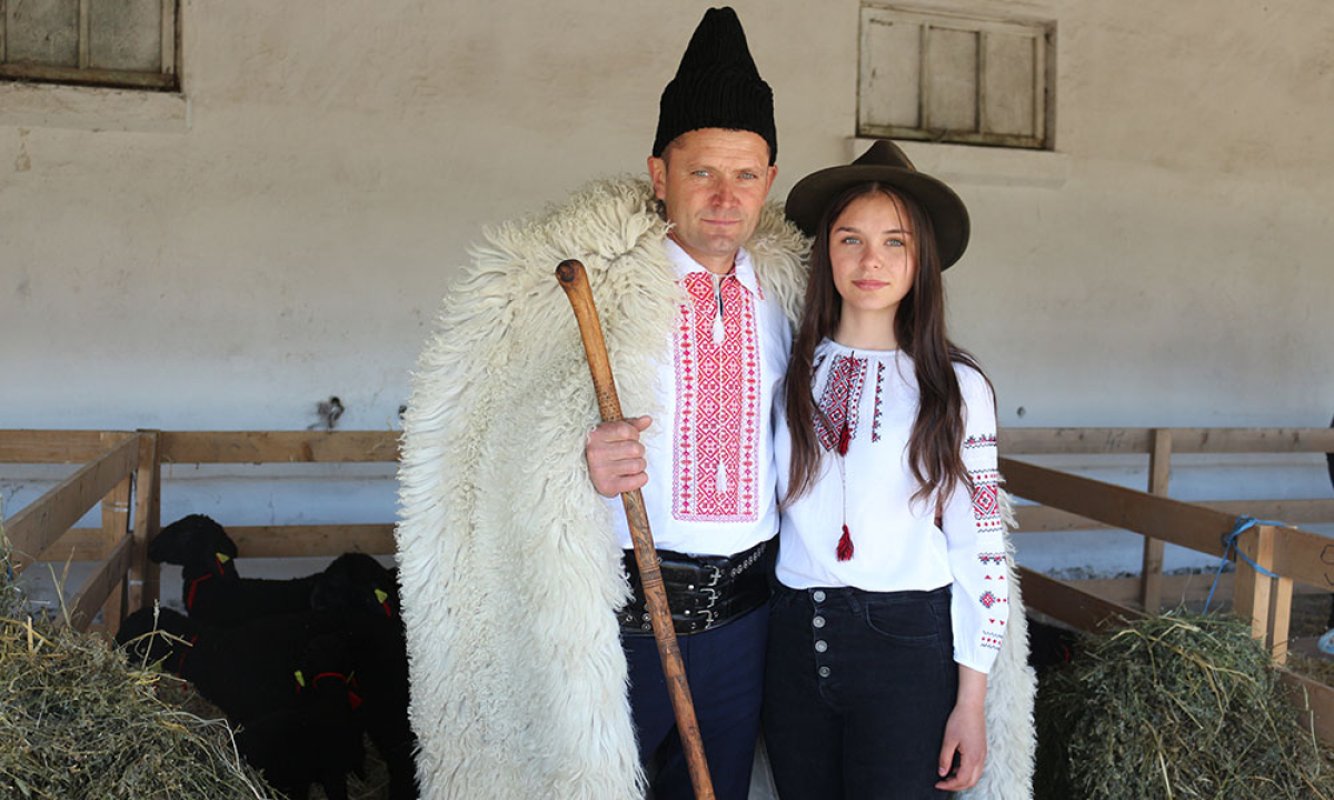 Are 15 ani și se mândrește cu oile familiei, crescători cu tradiție în județul Botoșani. Ciobănița lu’ tata!